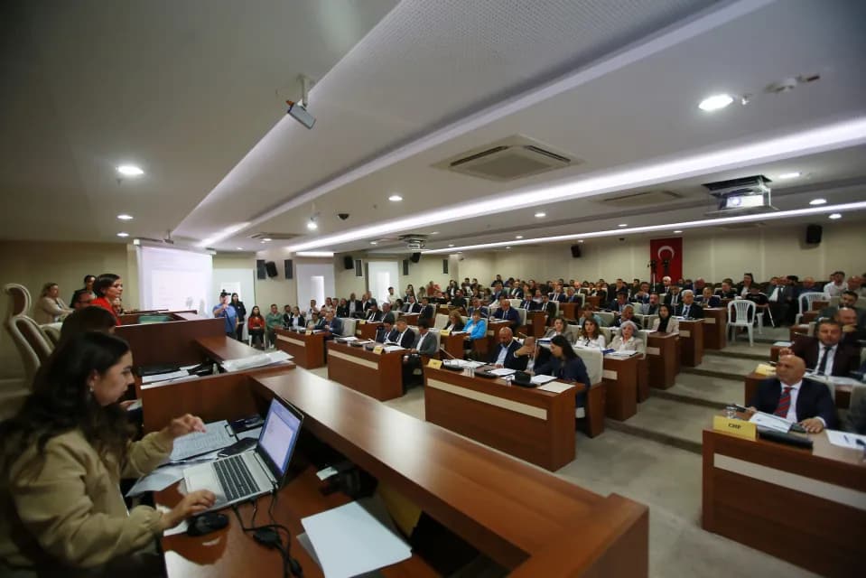 Karabağlar Meclisinde "Parti Değişikliği" Gerilimi: Kınay’a CHP Grubundan Sert İtiraz