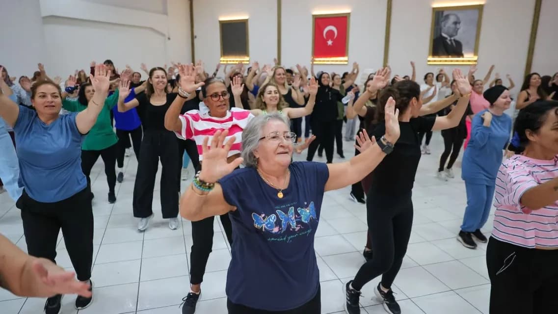 Bucalı Kadınlar Kış Spor Kurslarında Buluşuyor: Pilates ve Zumba Derslerine Yoğun İlgi!