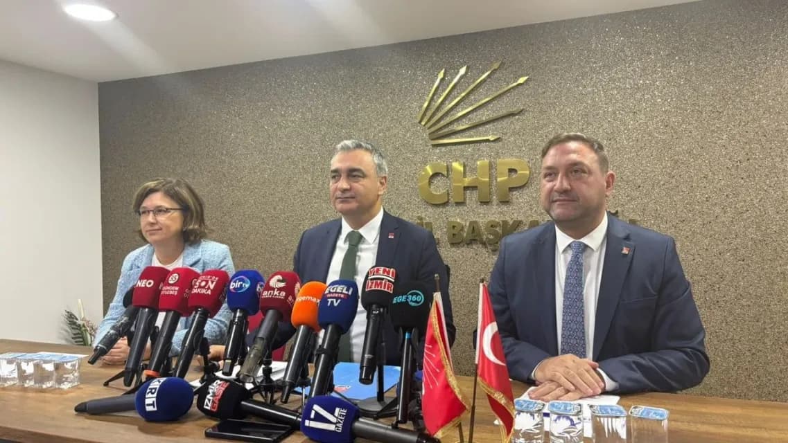 CHP Sözcüsü Müslim Sarı, İzmir'de Özgür Özel’i Ve Cemil Tugay'ı Hedef Aldı: “Hangi Başarısına Göre Aday Yaptılar?”
