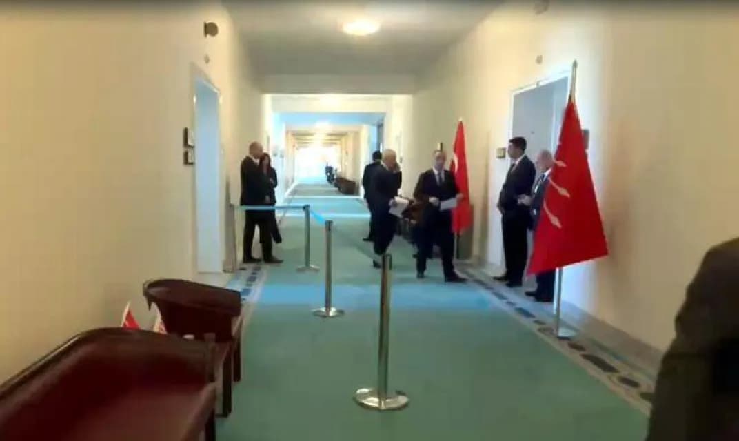 Yeni Parti, Kılıçdaroğlu'nun ziyaretçi yoğunluğu nedeniyle şeritle odasına girişi ayırdı