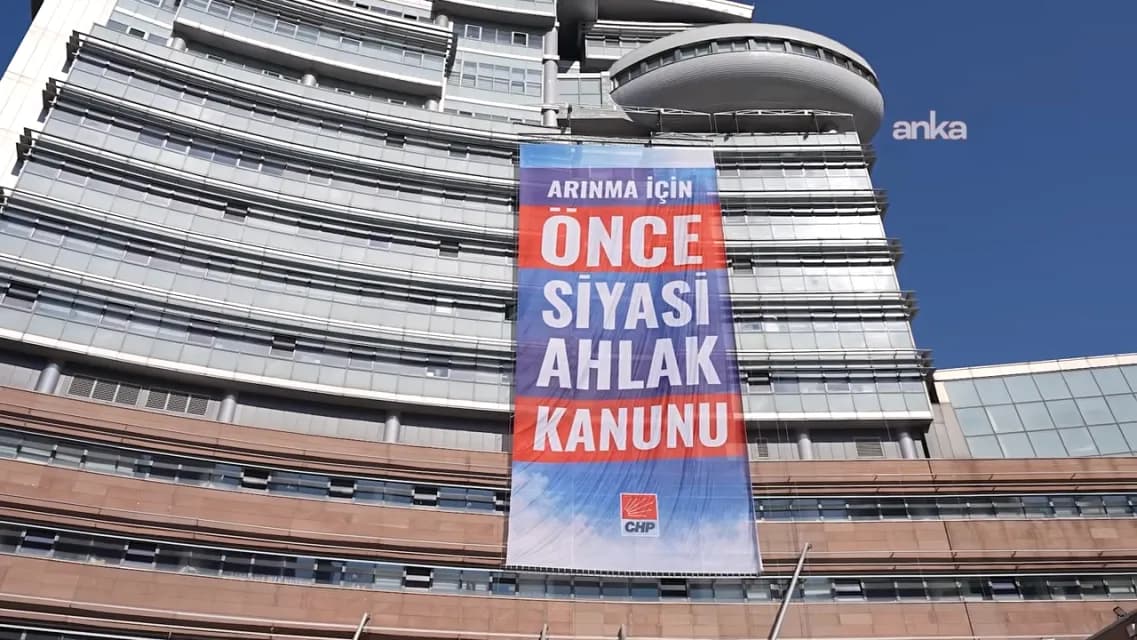 CHP Genel Merkezi'ne Dikkat Çeken Pankart: “Arınma İçin Önce Siyasi Ahlak Kanunu”