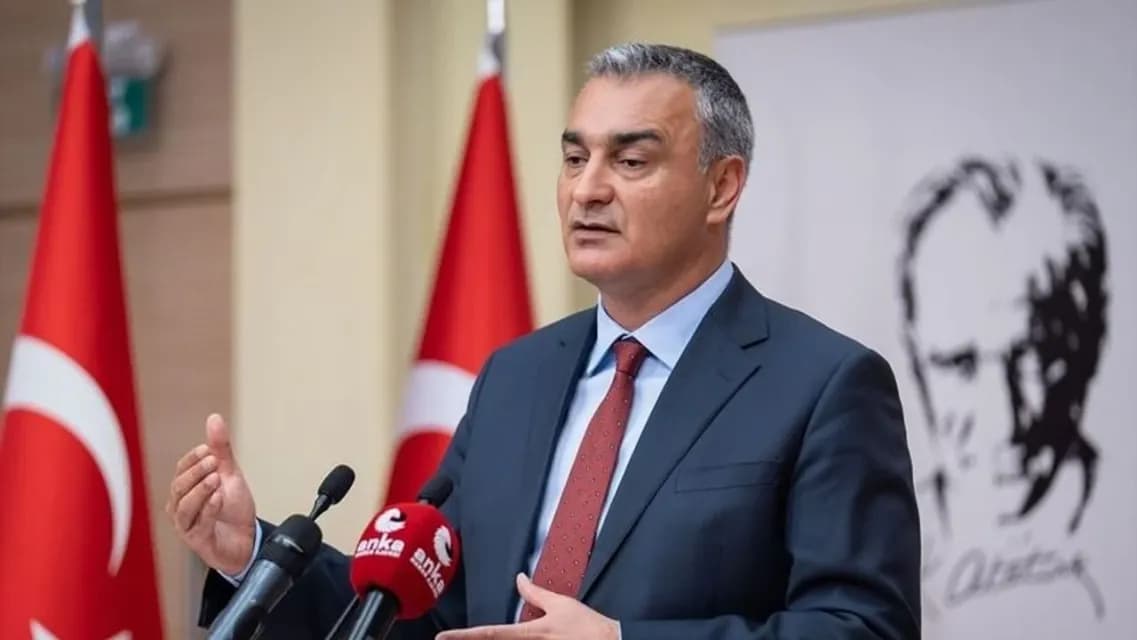 CHP'li Müslim Sarı'dan Parti Değiştiren Belediye Başkanlarına Tepki: "Belediye Başkanlığından Da İstifa Etmeliler!"