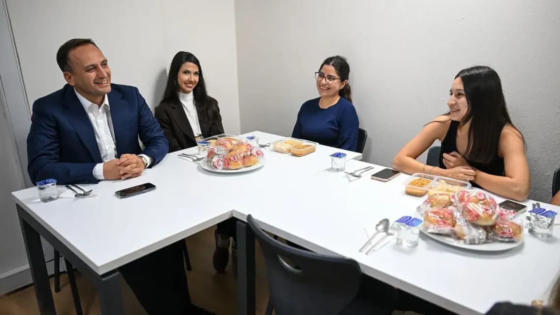 Bornova Belediye Başkanı Ömer Eşki'den Öğrencilere Anlamlı Ziyaret: "Ben Sadece Belediye Başkanı Değil, Sizin Abinizim"