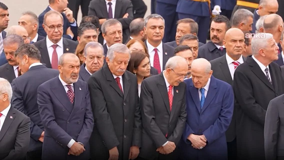 Kılıçdaroğlu ve Bahçeli Anıtkabir'de Uzun Süre Sohbet Etti