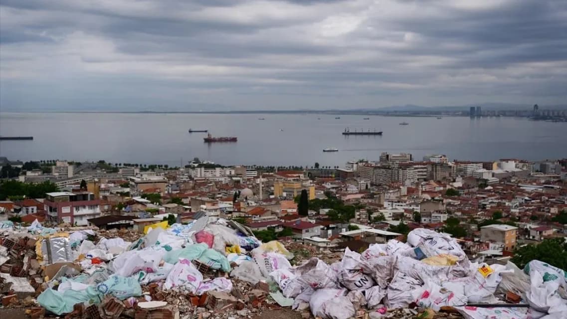 İzmir Konak'ta Manzaralı Alan Çöplüğe Döndü: Mahalleli İsyan Etti