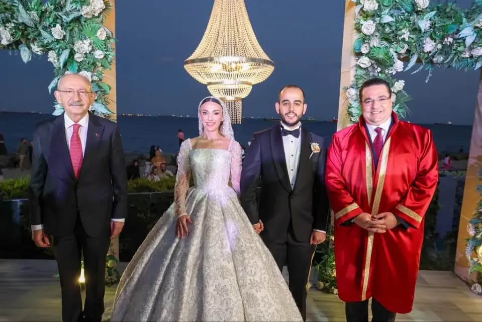 Kılıçdaroğlu Sahneye "Arınmayı Sağlayacak Lider" Diyerek Çağrıldı!