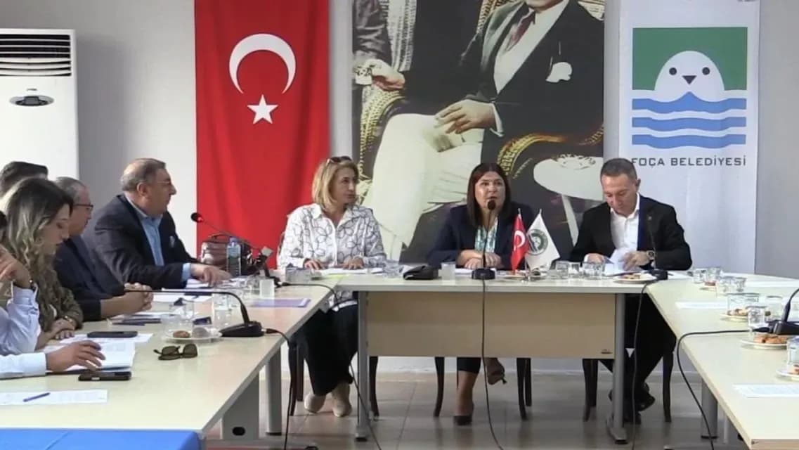 Foça Belediyesi’nde Bütçe Uzlaşısı Sağlandı Ancak Parti Değiştirme Tartışması Alevlendi!