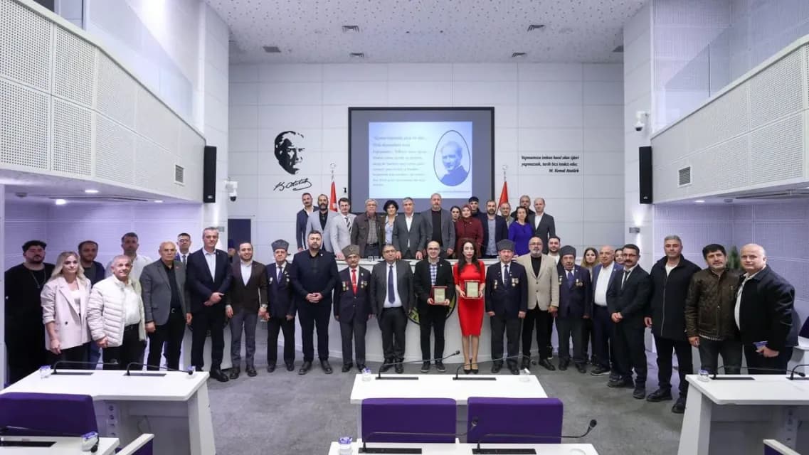 Buca’da Cumhuriyet Coşkusu: “Egemenlik Kayıtsız Şartsız Milletindir” Paneli Düzenlendi