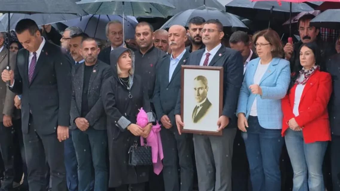 CHP Çiğli İlçe Başkanı Süleyman Karadağ'dan Sert Atatürk Portresi Tepkisi: "İlk Seçimde O Portreyi Tekrar Makama Asacağız!"