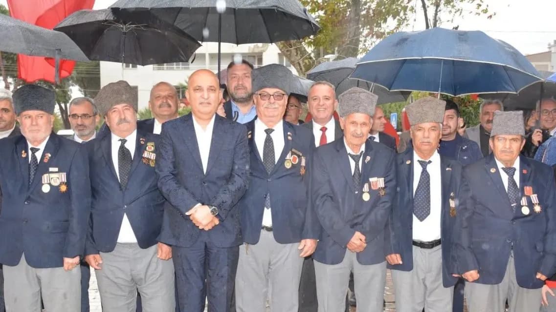 CHP’li Mahir Polat Kiraz’da Örgüt ve Esnafla Buluştu: 29 Ekim Çelenk Törenine Katıldı
