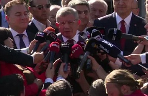 Davutoğlu 'Cumhurbaşkanına Hakaret' Soruşturmasında İfade Verdi: "Siyasetten Çekilme Kararı Aldım"