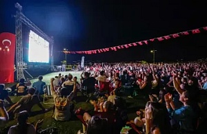 "Filenin Sultanları" İzmir’de Dev Ekranlarda İzlendi: Binlerce İzmirli Şampiyonluğu Coşkuyla Kutladı