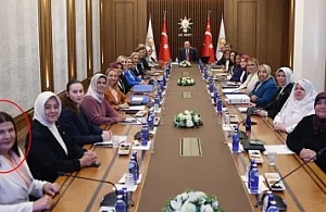 Foça’nın Başkanı Fıçı’dan AK Parti Binasında İlk Poz!