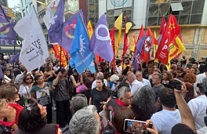 İzmir'de LGBTİ+ Protestosuna Polis Müdahalesi: Pankart Açılmasına İzin Verilmedi