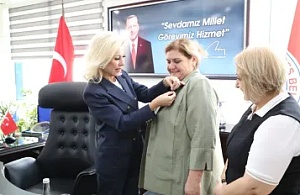 YENİ Parti’den İstifa Eden Fisun Demir AKP’ye Katıldı: Rozeti Şebnem Bursalı Takı