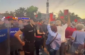 Foça’da AK Parti’ye Geçen Belediye Başkanı Saniye Bora Fıçı’ya "Kırmızı Kartlı" Protesto
