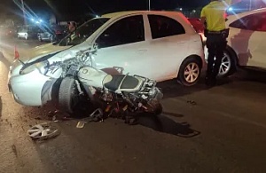 İzmir’de Motosiklet Otomobile Ok Gibi Saplandı