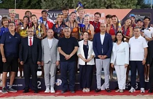 Foça’da Plaj Voleybolu Heyecanı: Avrupa Şampiyonları Hollanda ve Avusturya