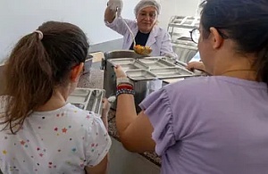 İzmir Büyükşehir’den Özel Gereksinimli Öğrencilere Sıcak Yemek Desteği