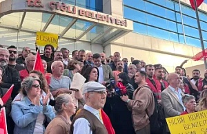 Çiğli Belediyesi Önünde Protesto: CHP İlçe Başkanlığından Parti Değiştiren Yıldız’a Sert Sözler