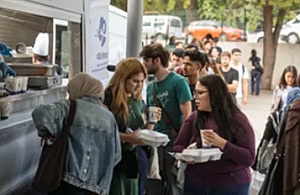 İzmir Büyükşehir'den Üniversitelilere Ücretsiz Yemek Desteği: 6 Kampüste Hafta İçi Her Gün 3 Bin 200 Öğrenciye Ulaşılıyor