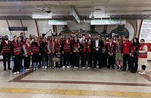 CHP İstanbul İl Gençlik Kolları'ndan Metroda Saha Çalışması