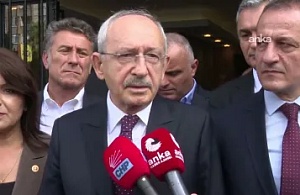 Kemal Kılıçdaroğlu Gözaltındaki Belediye Başkanlarının Ailelerini Ziyaret Etti: "Sabahın Beşinde Ev Basılması Kabul Edilemez"