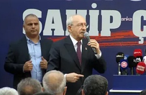 Kılıçdaroğlu, Mersin Büyükşehir Belediyesi önünde konuşuyor