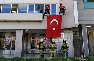 İzmir İtfaiyesi'nden Nefes Kesen Tatbikat: 18 Metrelik Tünelle Hayat Kurtarıldı