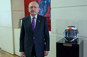 Kemal Kılıçdaroğlu, Yaşamını Yitiren Motokurye Murat Can Pekeroğlu'nun Kaskını Makam Odasına Yerleştirdi