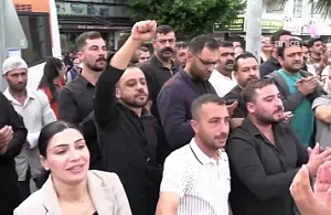 Adliye Önünde Vahap Seçer’e Dev Destek: “Mersin Burada, Başkanının Yanında!”