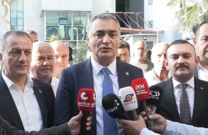 CHP Sözcüsü Müslim Sarı’dan Mersin Adliyesi Önünde Sert Açıklama: “Kayırma İstemiyoruz, Hukuk Herkese Eşit İşlesin!”