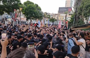 İzmir’de Siyasi Transfer Tepkisine Polis Engeli: Alsancak’ta Gerginlik!