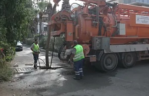 İzmir’de Kış Öncesi Yağmur Suyu Izgaraları Temizleniyor: 11 İlçede Dev Mesai!