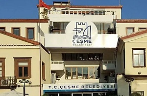 İzmir’de Operasyon Dalgası Çeşme’ye Ulaştı: Belediye Başkan Yardımcısı ve Müdür Gözaltında!