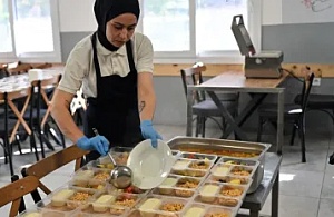 Bornova Belediyesi'nden Sosyal Dayanışma Hamlesi: Her Gün 85 Vatandaşa Sıcak Yemek!