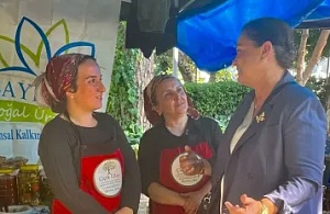 CHP İzmir İl Kadın Kolları’ndan Pazar Çıkarması: Nilay Kökkılınç Üretici Pazarında Talepleri Dinledi!