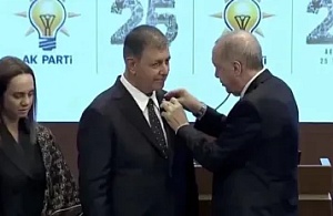 Cemil Tugay AK Parti'ye Geçişinin Perde Arkasını Anlattı: "İZBETON Borç Batağındaydı, Erdoğan'ın Kişiliğinden Etkilendim!"