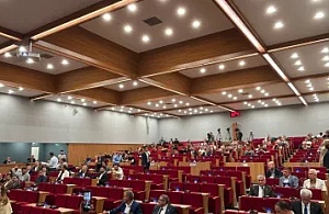 İzmir Büyükşehir Meclisi'nde Cemil Tugay Boykotu: Yetersiz Çoğunluk Nedeniyle Oturum Ertelendi!