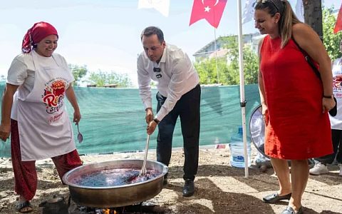 Başkan Ömer Eşki Kazanının Başında: “Reçel Giren Eve Kapitalizm Giremez”