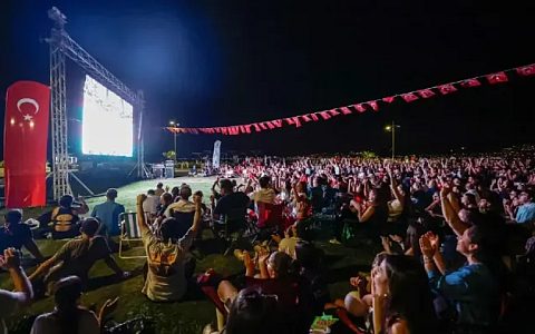 "Filenin Sultanları" İzmir’de Dev Ekranlarda İzlendi: Binlerce İzmirli Şampiyonluğu Coşkuyla Kutladı