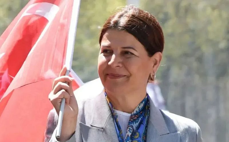 Foça'nın Başkanı AK Parti'ye Geçiyor Rozet Takıyor