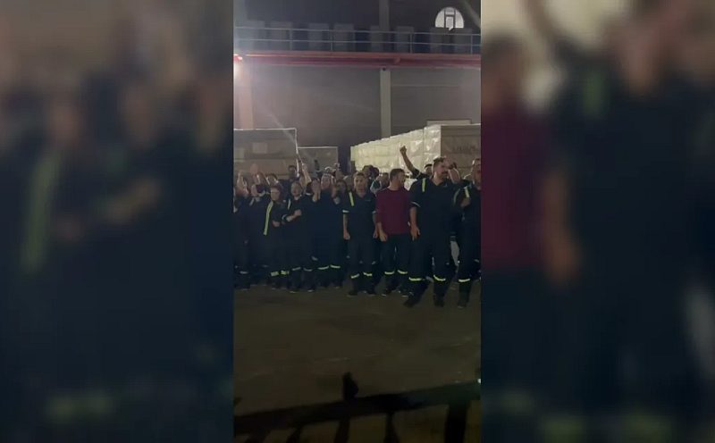 İzmir'de İşçiler, İşten Çıkarılan Mesai Arkadaşları İçin Üretimi Durdurdu