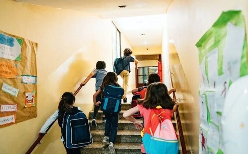 CHP Bayraklı İlçe Örgütü'nden Dayanışma Örneği: Hiçbir Çocuk Kırtasiye Malzemesine Muhtaç Duruma Getirilmemeli!