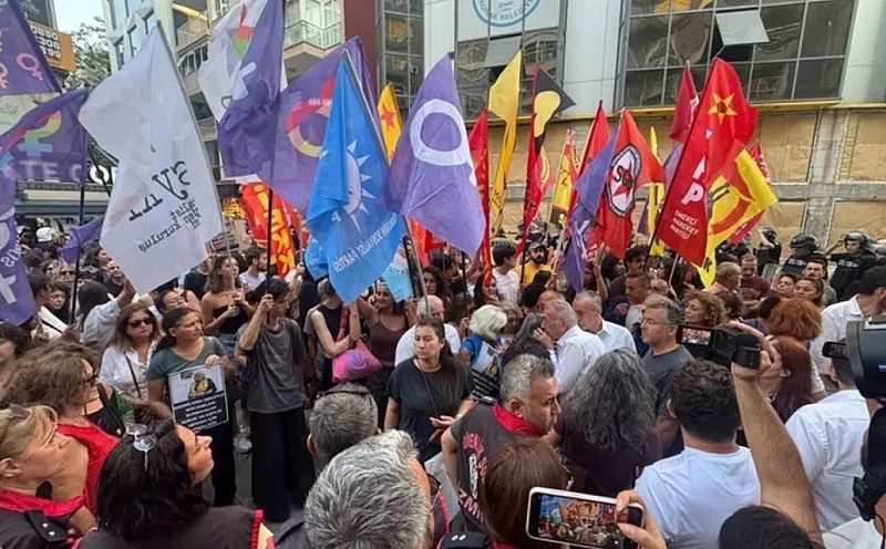 İzmir'de LGBTİ+ Protestosuna Polis Müdahalesi: Pankart Açılmasına İzin Verilmedi