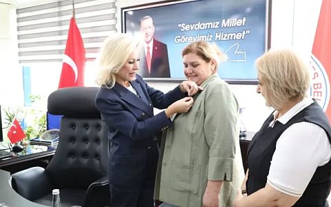 YENİ Parti’den İstifa Eden Fisun Demir AKP’ye Katıldı: Rozeti Şebnem Bursalı Takı
