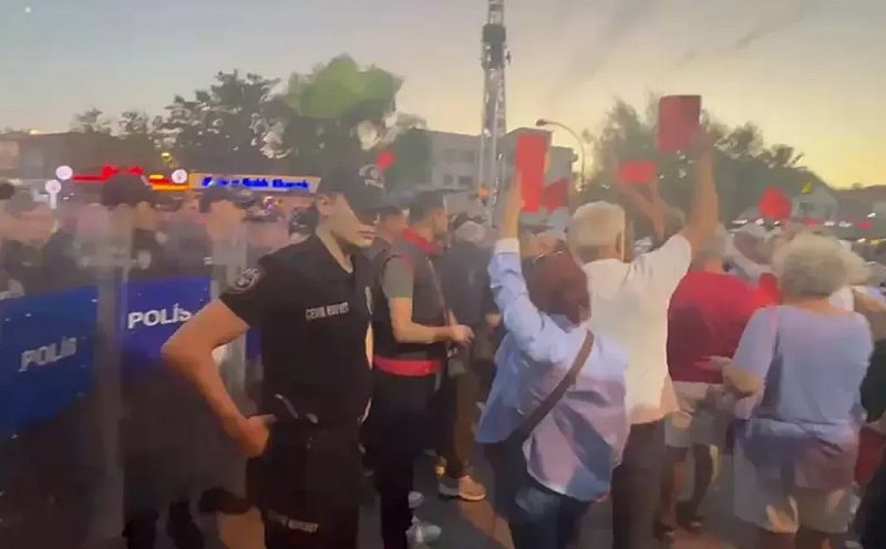 Foça’da AK Parti’ye Geçen Belediye Başkanı Saniye Bora Fıçı’ya "Kırmızı Kartlı" Protesto
