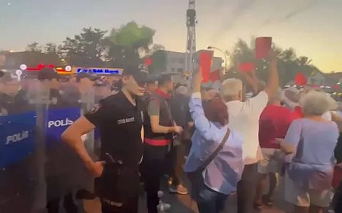 Foça’da AK Parti’ye Geçen Belediye Başkanı Saniye Bora Fıçı’ya "Kırmızı Kartlı" Protesto