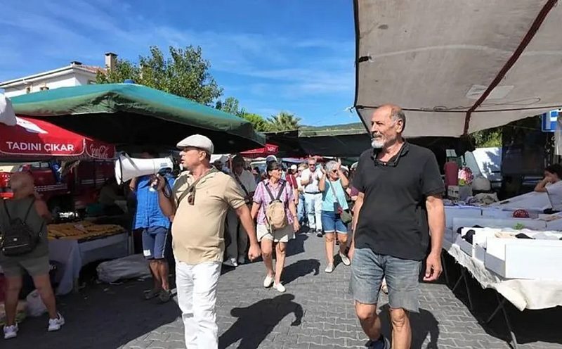 Foçalılardan Belediye Başkanı Fıçı'ya Tepki: Pazar Yerinde İstifaya Davet Edildi