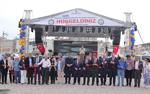 Ege Bölgesi Kars-Ardahan-Iğdır Festivali'nde Protokol Gerilimi: Siyasiler Arasında Mesafe Dikkat Çekti